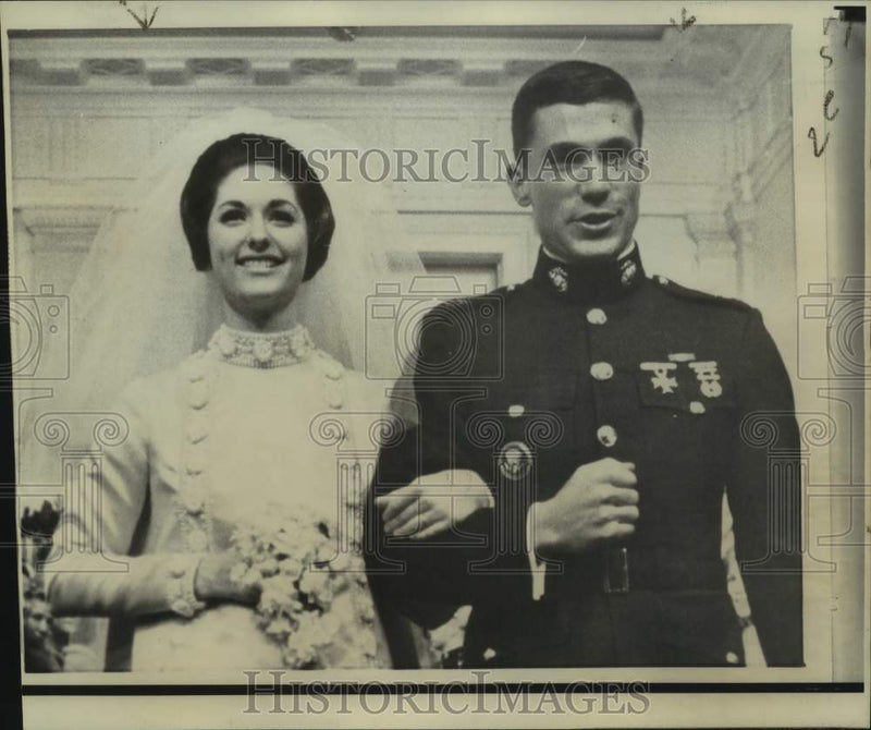Load image into Gallery viewer, 1967 Press Photo President Johnson's Daughter Lynda, Husband Pose after Marriage
