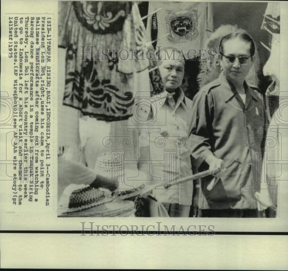 1975 Press Photo Cambodian President Points to Balinese Handicrafts, Indonesia