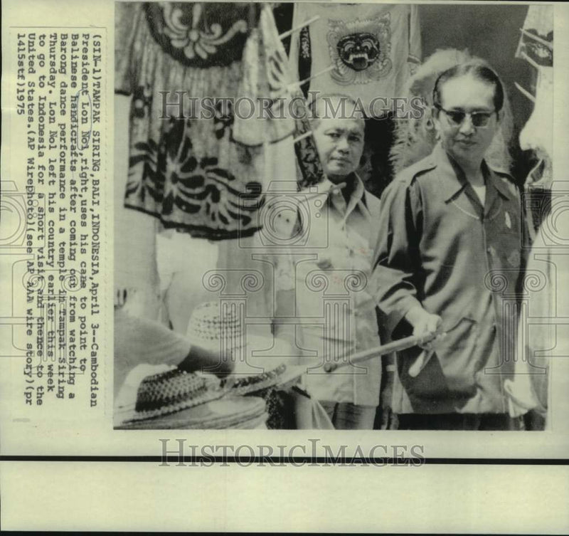 Load image into Gallery viewer, 1975 Press Photo Cambodian President Points to Balinese Handicrafts, Indonesia
