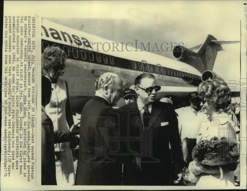Load image into Gallery viewer, 1971 Press Photo West German, Israeli Foreign Ministers Meet in Tel Aviv
