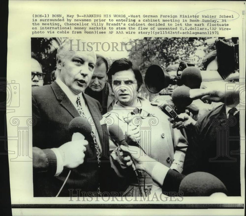 Load image into Gallery viewer, 1971 Press Photo West German Foreign Minister Walter Schell with Press, Bonn
