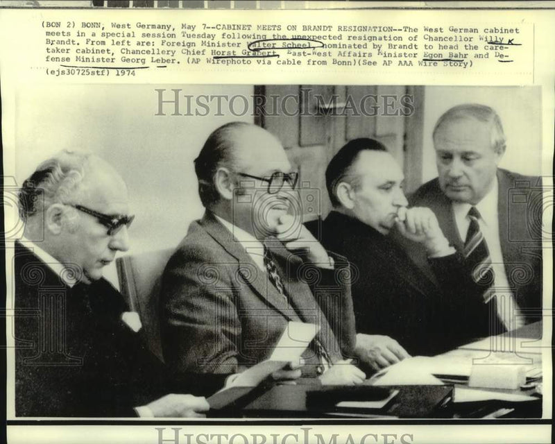 Load image into Gallery viewer, 1974 Press Photo West German Cabinet Meeting on Willy Brandt Resignation
