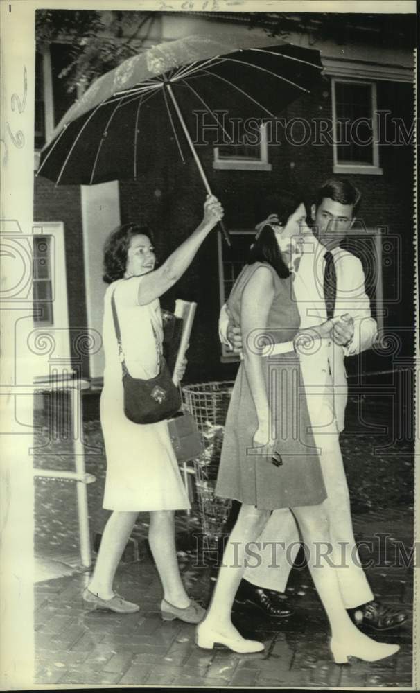 Load image into Gallery viewer, 1971 Press Photo President Johnson's Daughter Lynda Leaves Virginia Hospital
