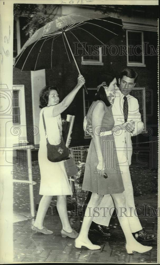 1971 Press Photo President Johnson's Daughter Lynda Leaves Virginia Hospital