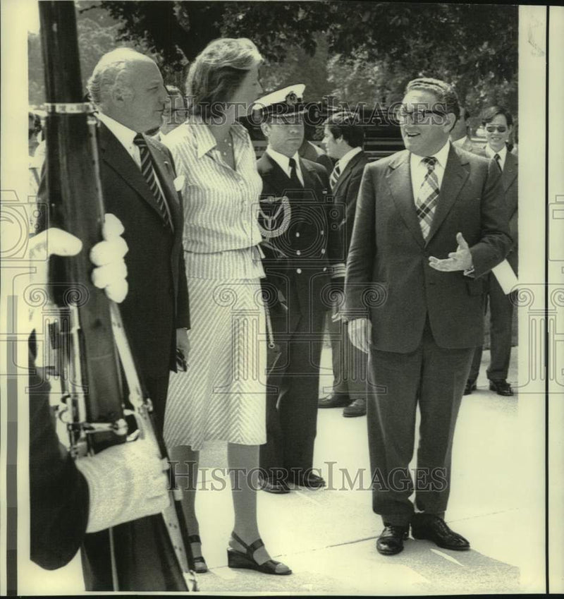 Load image into Gallery viewer, 1975 Press Photo Secretary of State Says Goodbye to West German President, Wife
