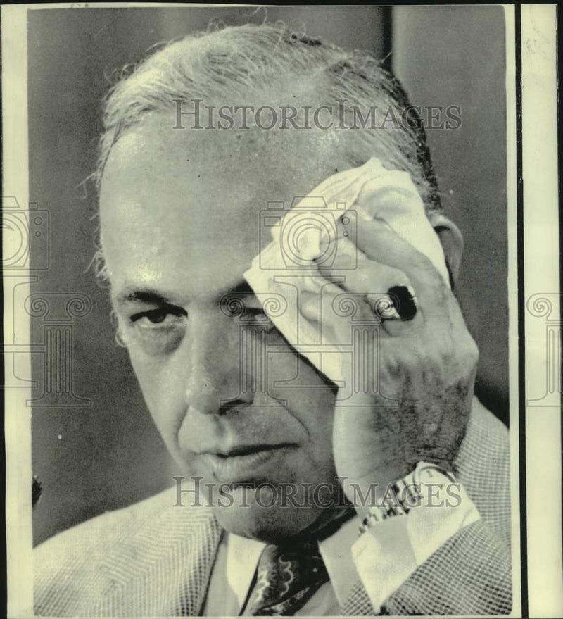 Load image into Gallery viewer, 1974 Press Photo Presidential Lawyer James D. St. Clair at News Conference
