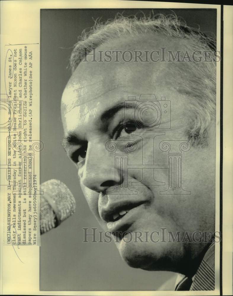 1974 Press Photo President Nixon's Lawyer Briefs Press on Watergate, Washington