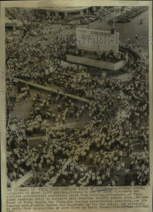 1987 Press Photo Civilian Presidential Candidates Speak in Downtown Saigon
