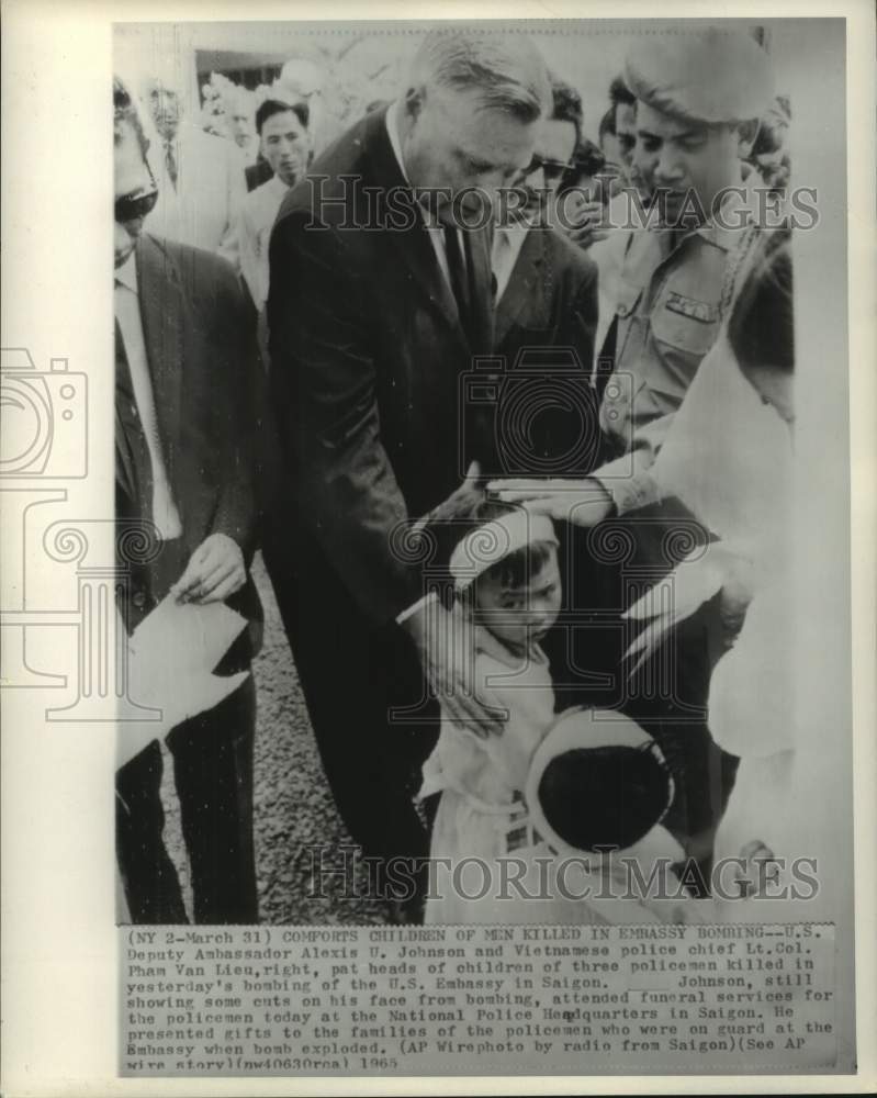 1965 Press Photo U.S. Ambassador, Vietnamese Police Chief Comfort Children