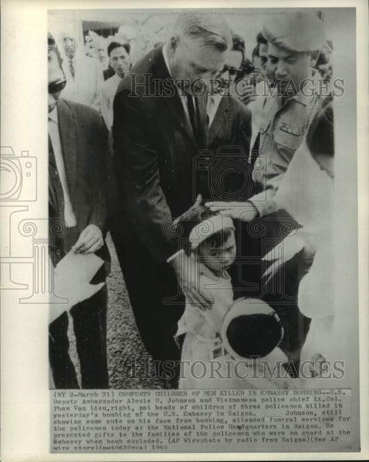 1965 Press Photo U.S. Ambassador, Vietnamese Police Chief Comfort Children