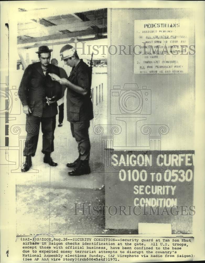 1971 Press Photo Security Guard at Saigon Airbase Checks Identification