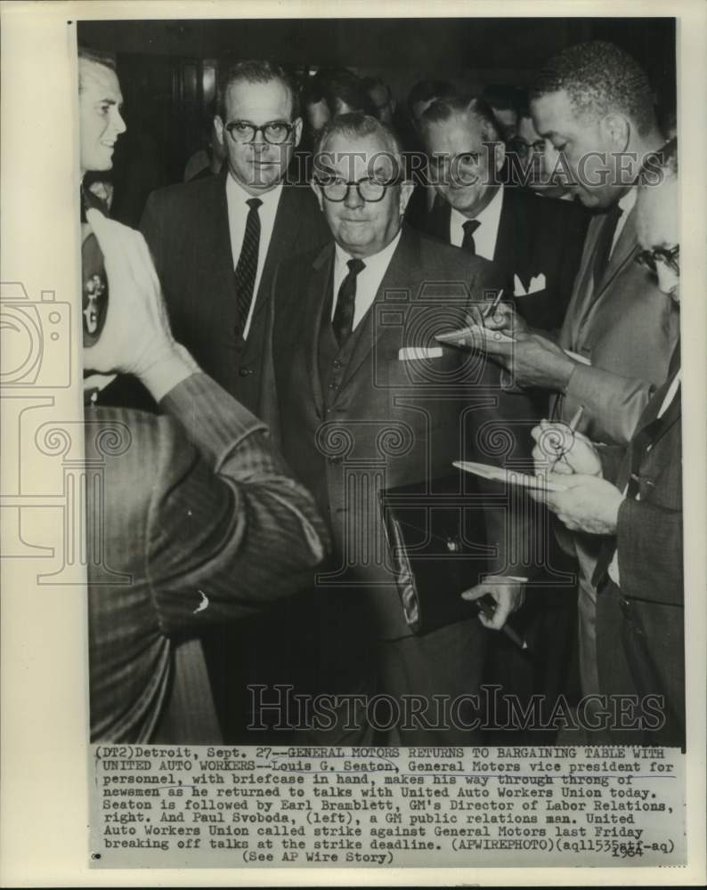 Load image into Gallery viewer, 1964 Press Photo General Motors Executive Returns to United Auto Workers Talks
