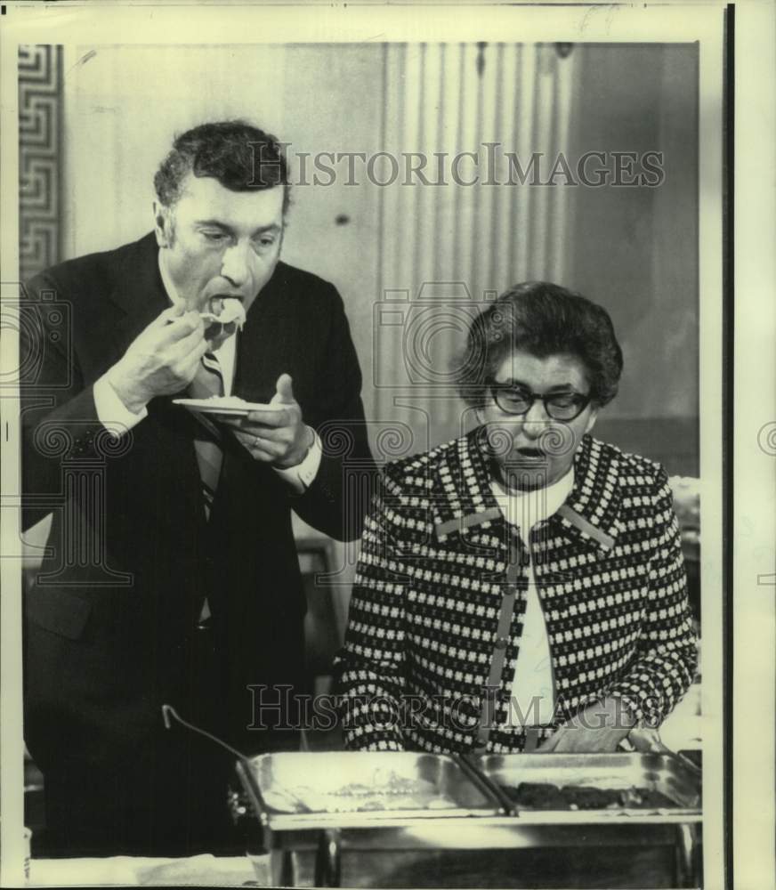 1972 Press Photo Pennsylvania Senator Tastes Surplus from Agriculture Department