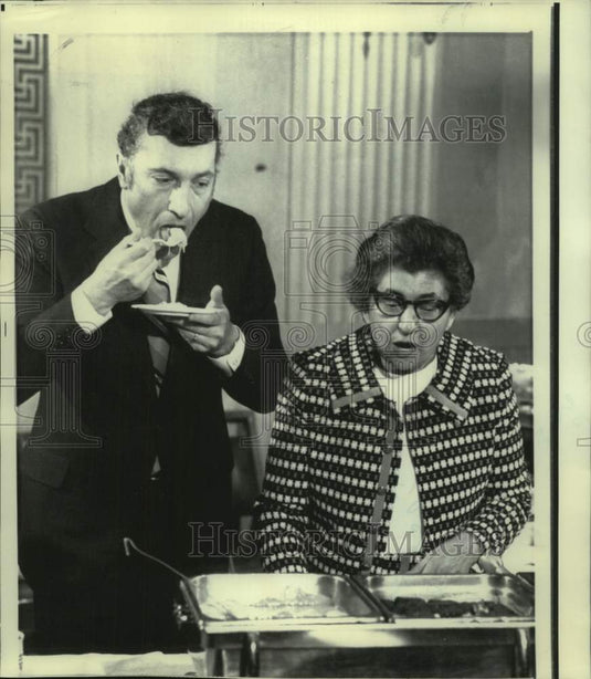 1972 Press Photo Pennsylvania Senator Tastes Surplus from Agriculture Department