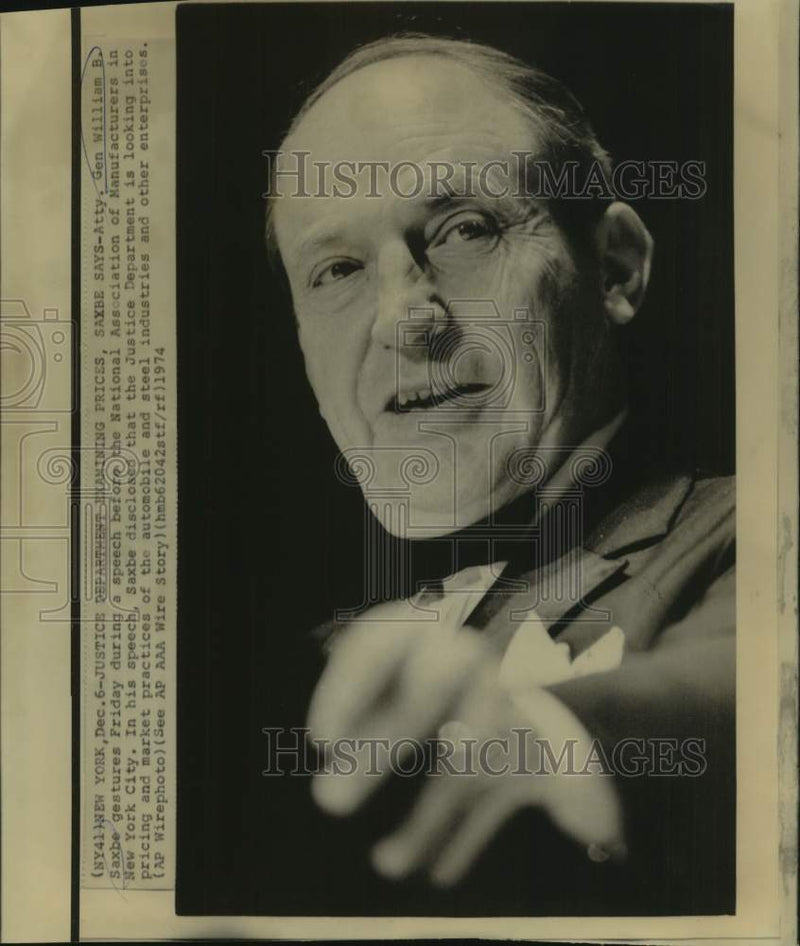 Load image into Gallery viewer, 1974 Press Photo Attorney General Saxbe at Manufacturers Association Meeting
