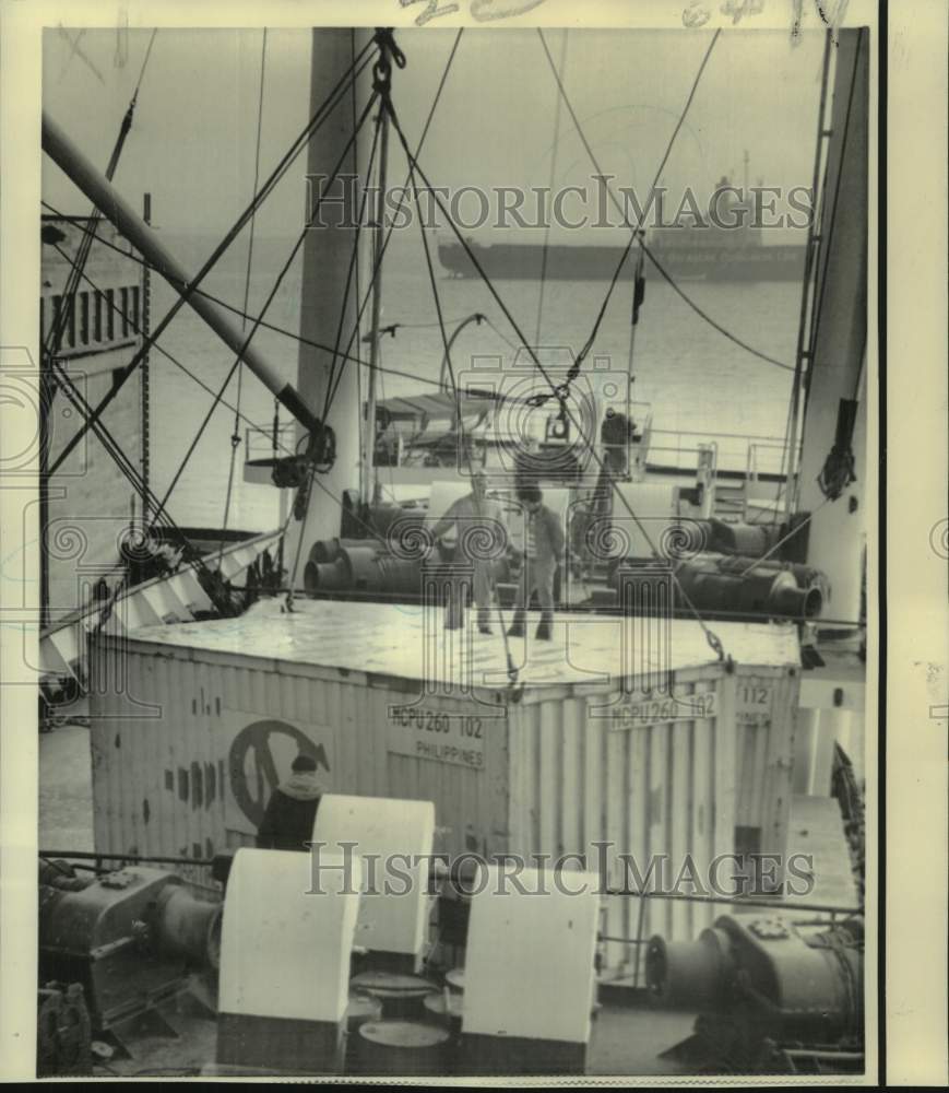 1972 Press Photo Longshoremen Unload Container at San Francisco Pier 26
