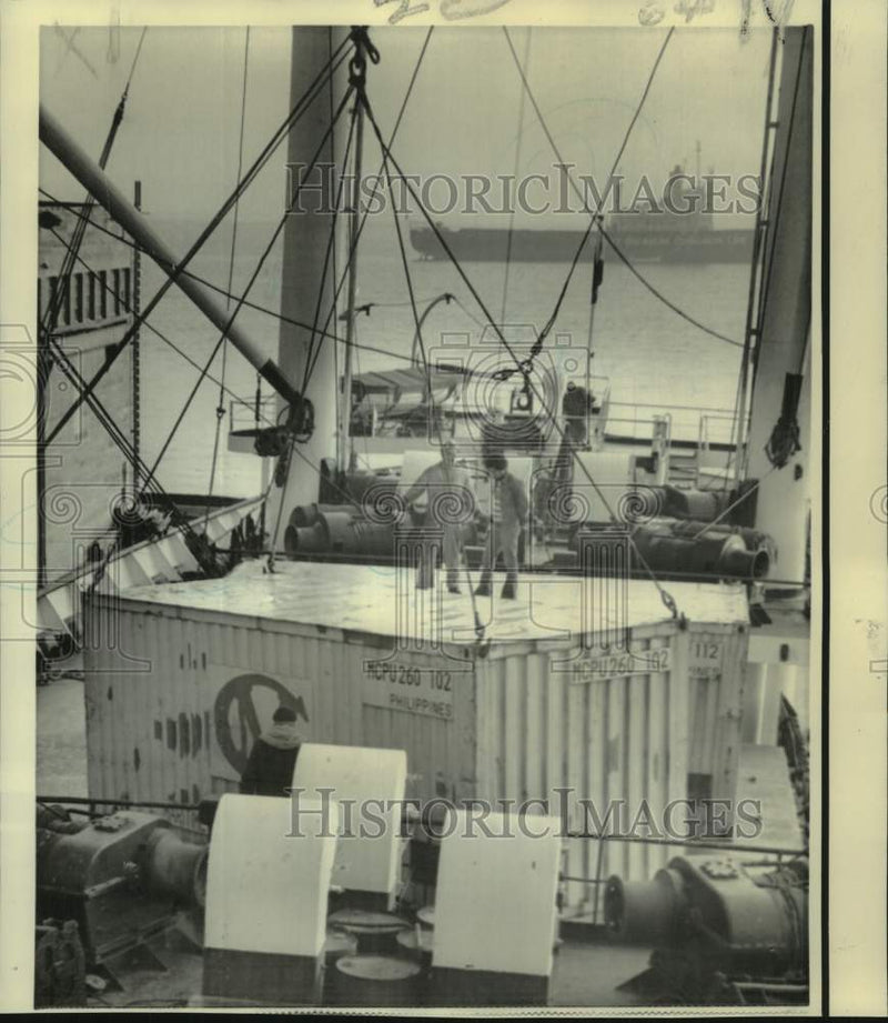 Load image into Gallery viewer, 1972 Press Photo Longshoremen Unload Container at San Francisco Pier 26
