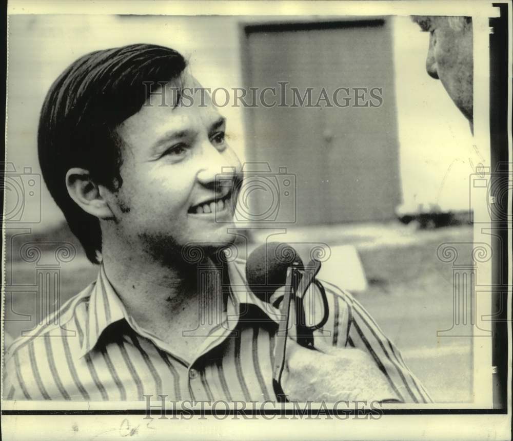 1973 Press Photo Political Agent Donald Segretti & Press before Entering Prison
