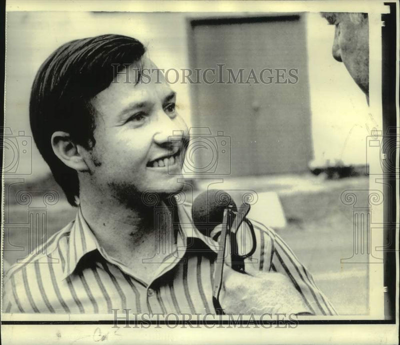 Load image into Gallery viewer, 1973 Press Photo Political Agent Donald Segretti &amp; Press before Entering Prison
