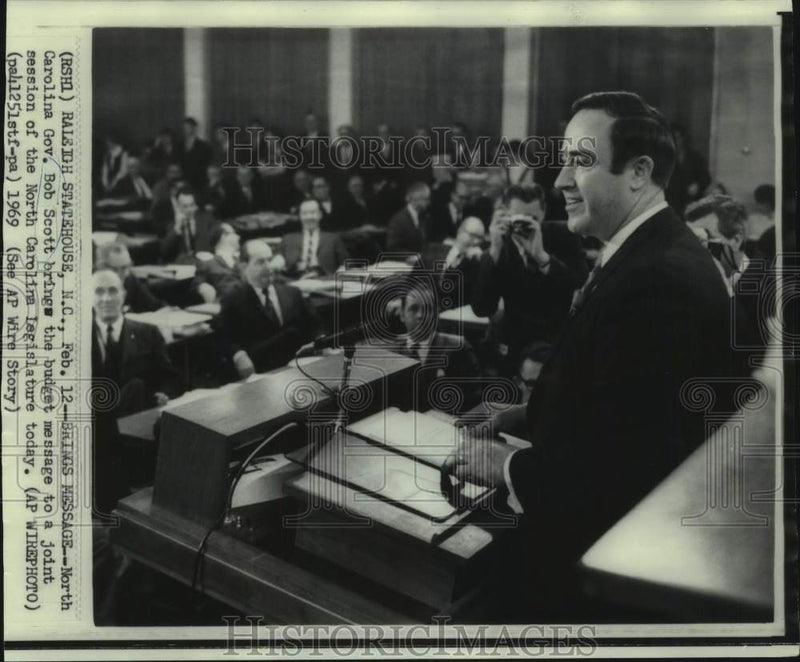 Load image into Gallery viewer, 1969 Press Photo Governor Bob Scott Addresses North Carolina Legislature
