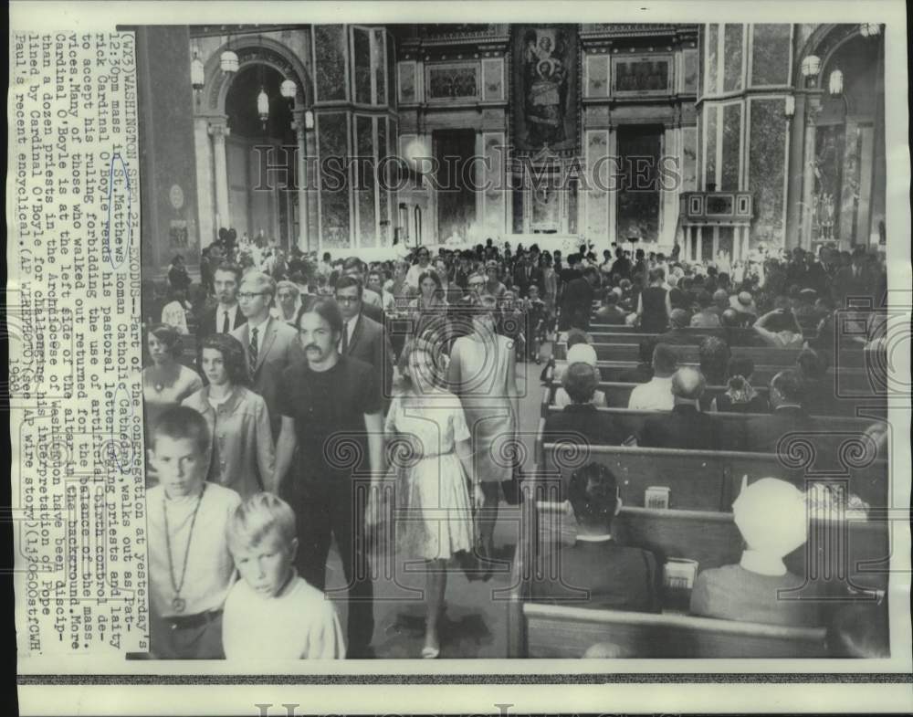 1968 Press Photo Congregants Boycott Part of Mass, St. Matthews Cathedral