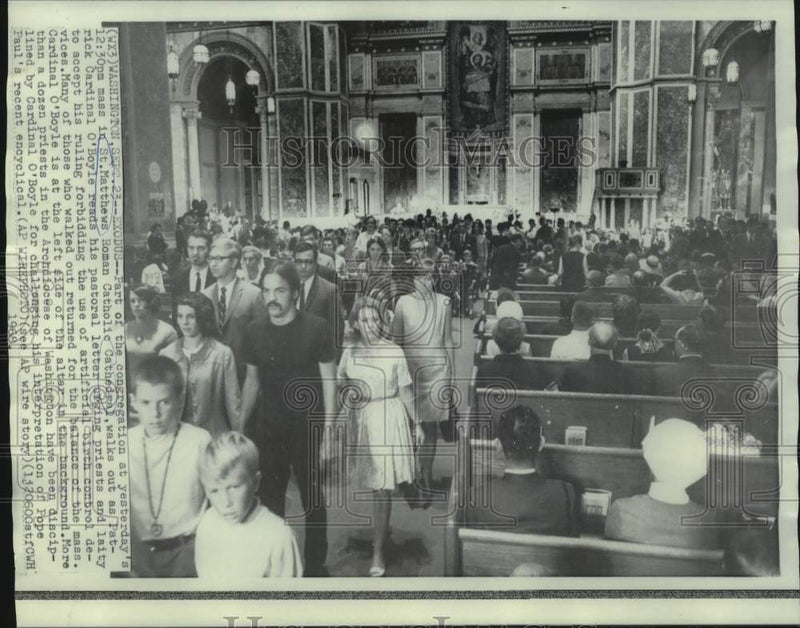 Load image into Gallery viewer, 1968 Press Photo Congregants Boycott Part of Mass, St. Matthews Cathedral
