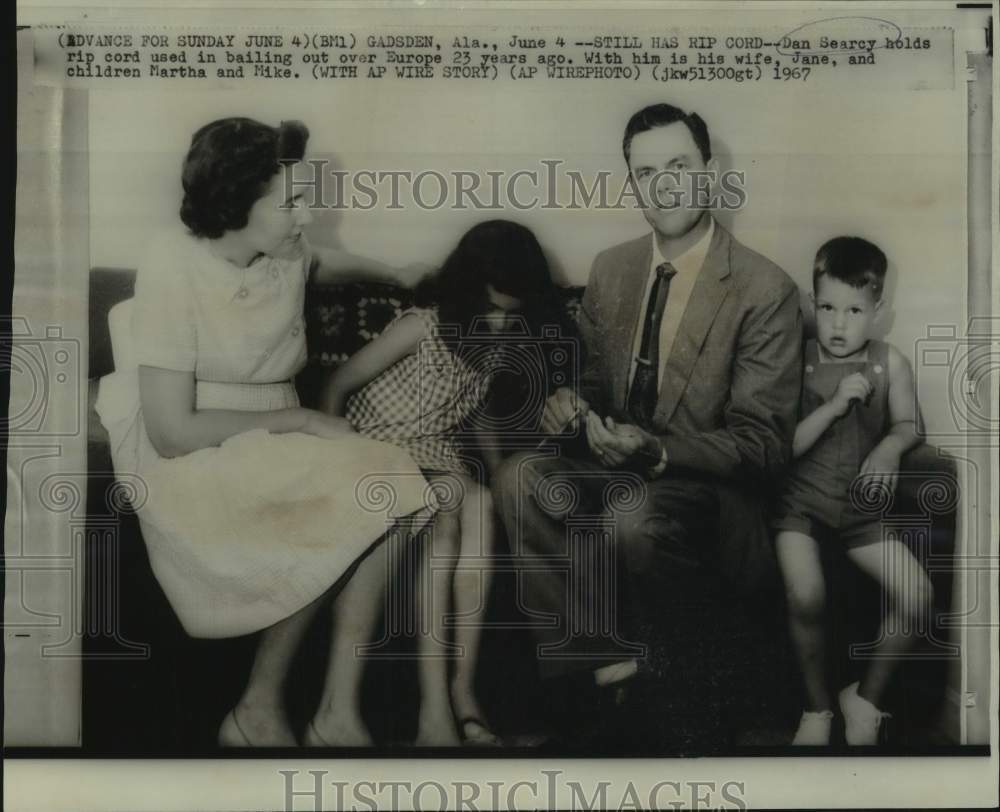1967 Press Photo Dan Searcy, Family with Rip Cord Used 23 Years Ago over Europe