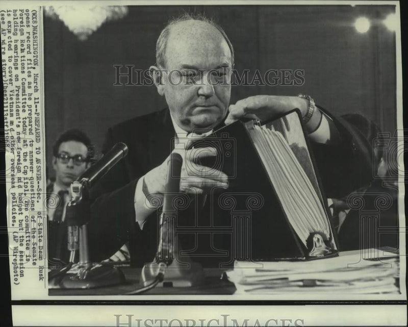 Load image into Gallery viewer, 1968 Press Photo Secretary of State Dean Rusk Opens Files to Answer Senate
