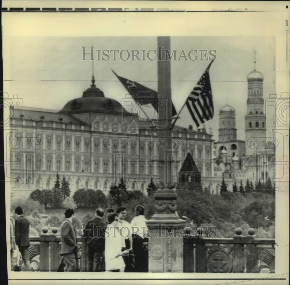 1972 Press Photo Soviet Union & U.S. Flags Fly Side-by-Side in Moscow