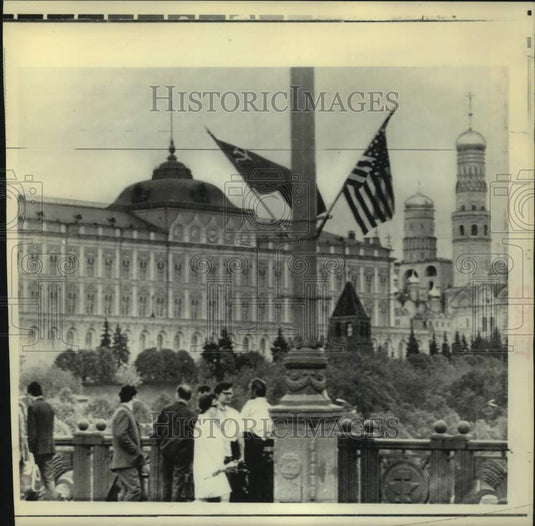 1972 Press Photo Soviet Union & U.S. Flags Fly Side-by-Side in Moscow