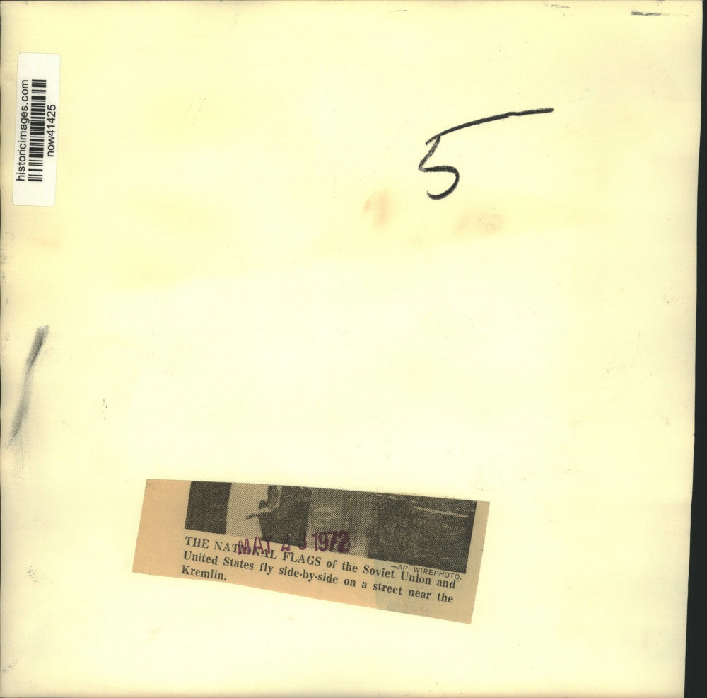 1972 Press Photo Soviet Union & U.S. Flags Fly Side-by-Side in Moscow