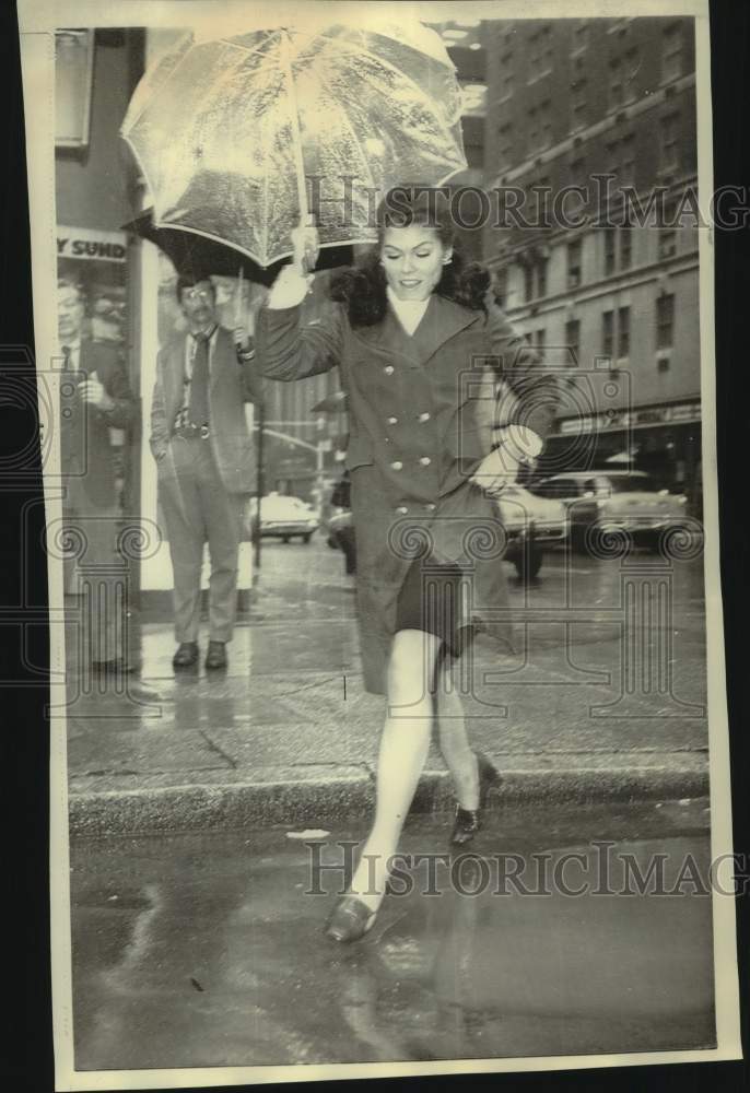 Load image into Gallery viewer, 1971 Press Photo Miss America 1972 Laurie Lea Schaefer on Rainy Day - now41515
