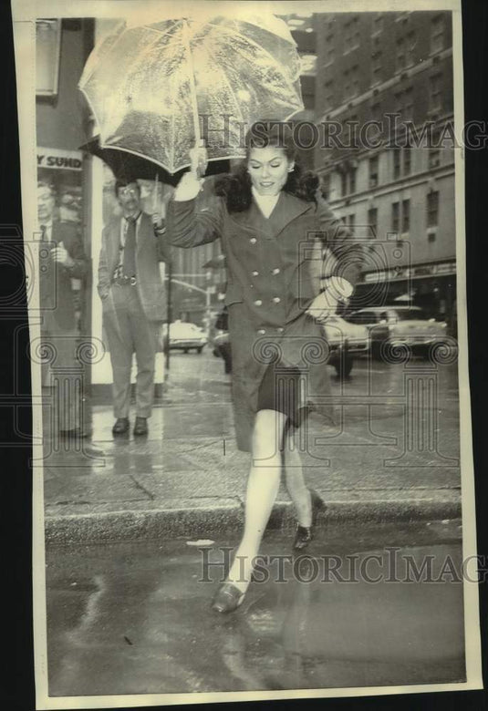 1971 Press Photo Miss America 1972 Laurie Lea Schaefer on Rainy Day - now41515