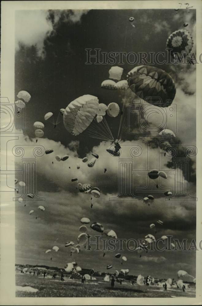Load image into Gallery viewer, 1950 Press Photo Mass of Soviet Parachutists on Aviation Day, Moscow - now41647
