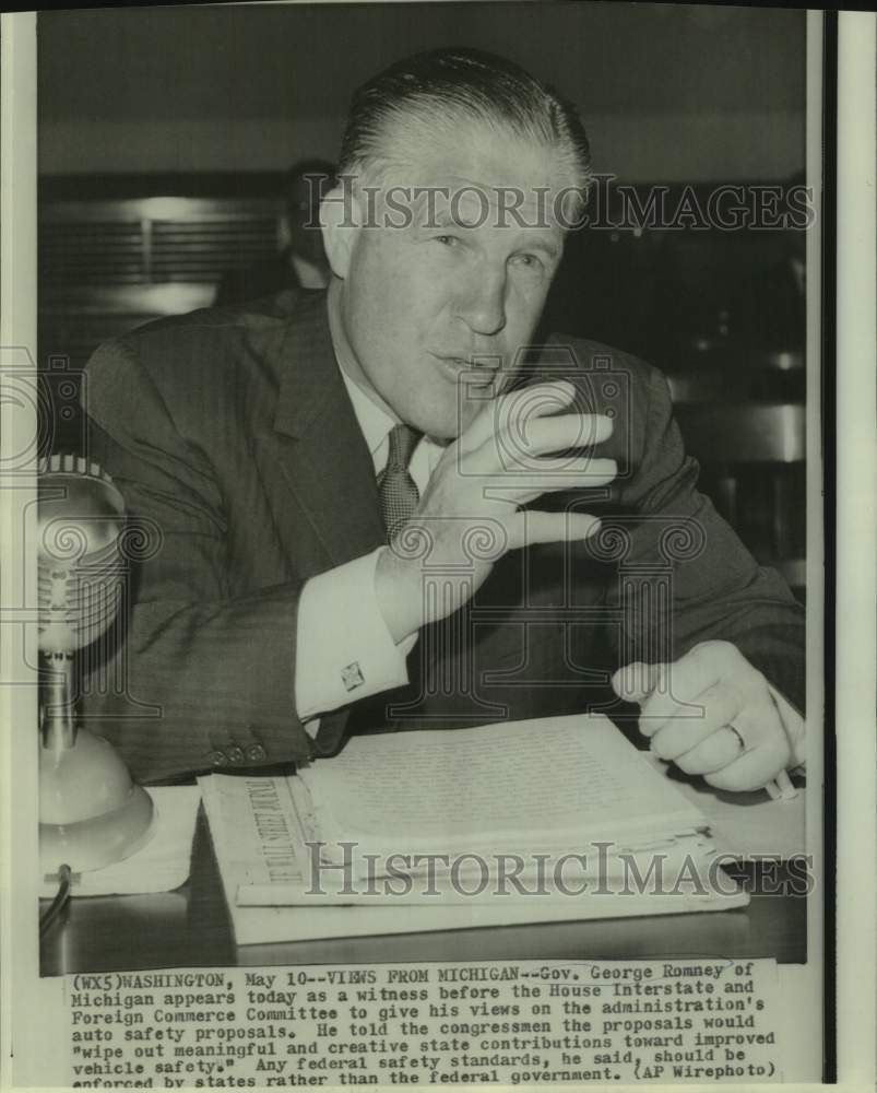 1966 Press Photo Michigan Governor George Romney Talks Auto Safety at House- Historic Images