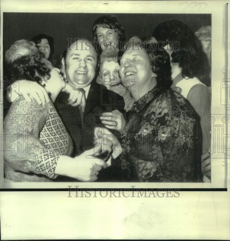 Load image into Gallery viewer, 1974 Press Photo Labor member of Parliament Ted Rowlands with miners' wives
