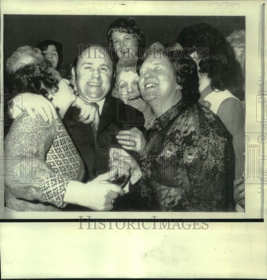 1974 Press Photo Labor member of Parliament Ted Rowlands with miners' wives
