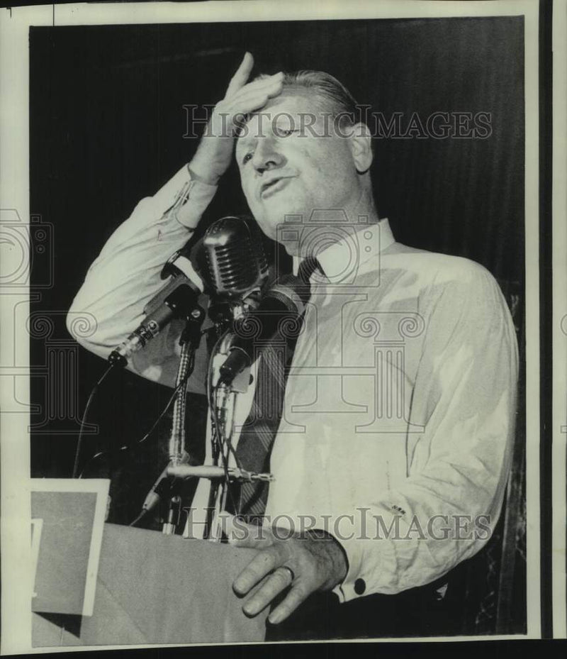 Load image into Gallery viewer, 1968 Press Photo New York Governor Nelson A. Rockefeller at the microphone.
