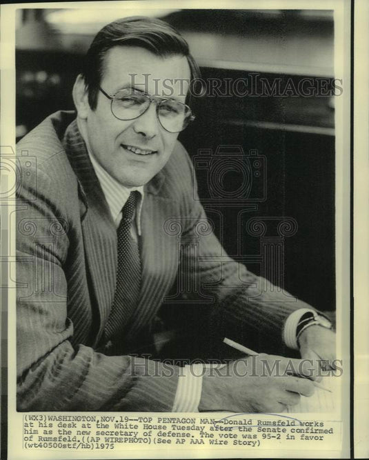 1975 Press Photo Secretary of Defense Donald Rumsfeld at his White House desk.