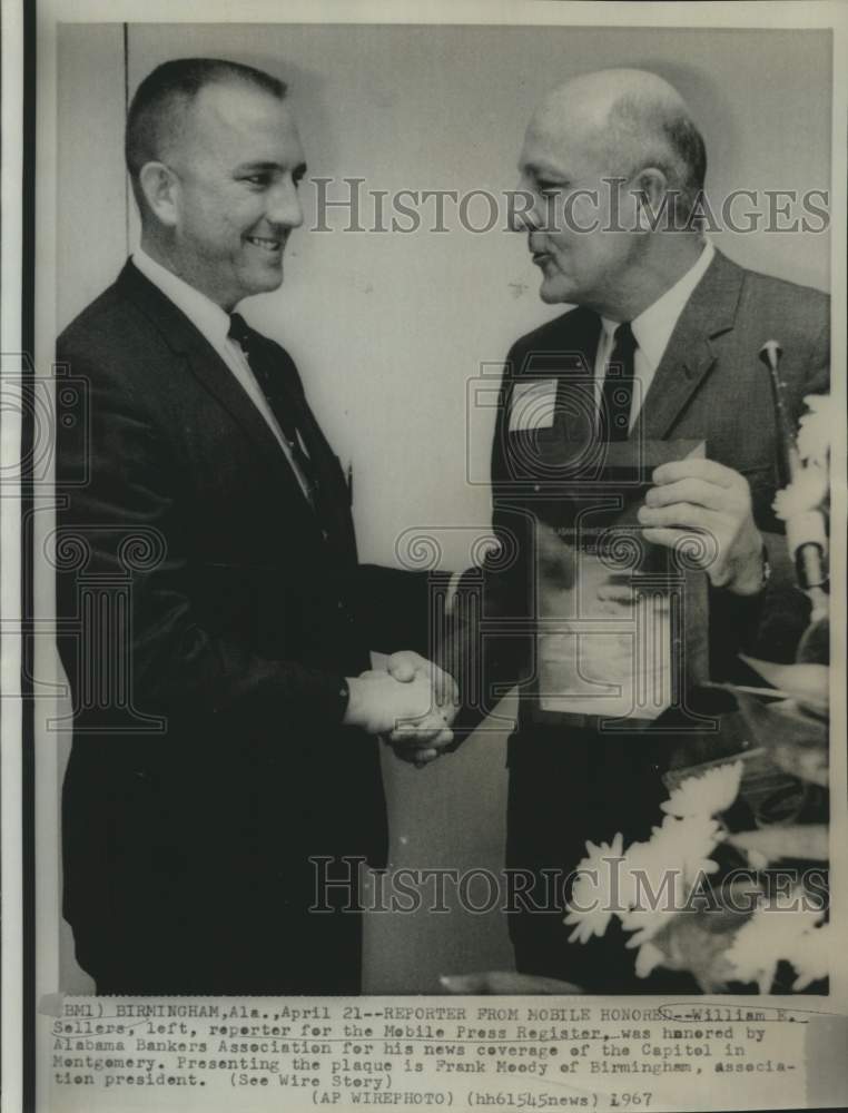 1967 Press Photo Frank Moody presents Alabama Bankers plaque to William Sellers