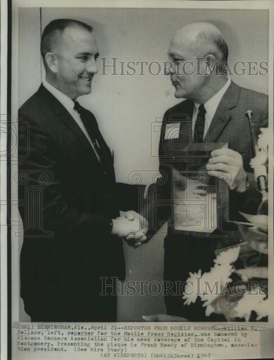 1967 Press Photo Frank Moody presents Alabama Bankers plaque to William Sellers