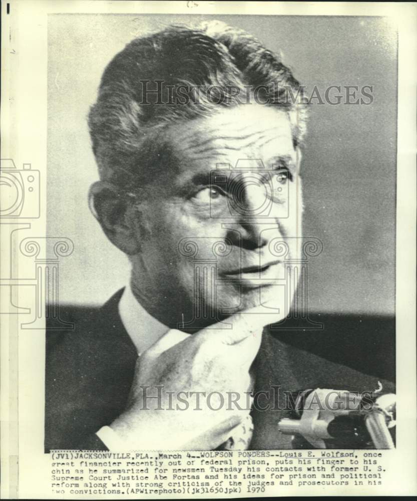 1970 Press Photo Financier Louis Wolfson talks to newsmen at a press conference