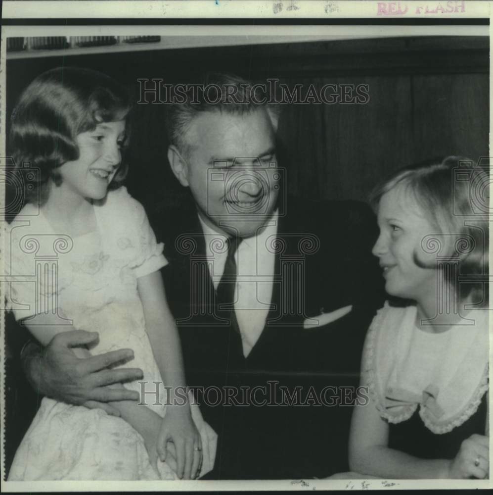 1967 Press Photo Hero William Zydiak with girls he saved from drowning
