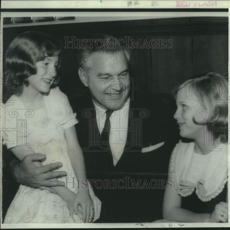 Load image into Gallery viewer, 1967 Press Photo Hero William Zydiak with girls he saved from drowning

