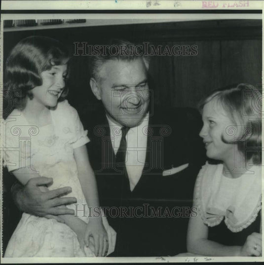 1967 Press Photo Hero William Zydiak with girls he saved from drowning
