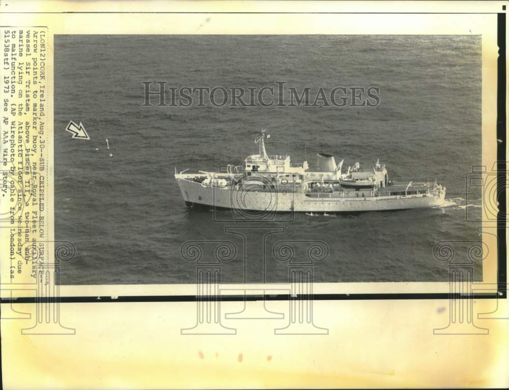 1973 Press Photo Sir Tristam Royal vessel above Pisces III on Cork, Ireland sea- Historic Images