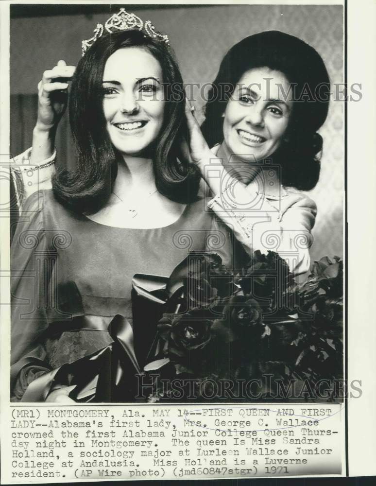 1971 Press Photo Alabama&#39;s First Lady crowns Junior College Queen Sandra Holland