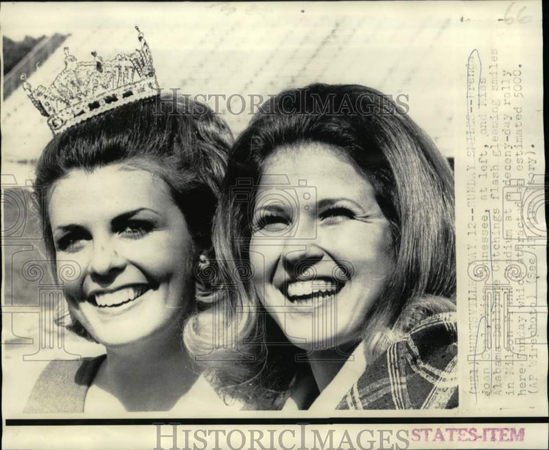 Load image into Gallery viewer, 1969 Press Photo Miss Tennessee &amp; Miss Alabama at Huntsville, Alabama Rally
