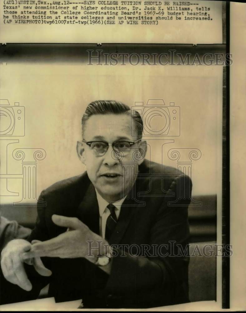 1966 Press Photo Texas Higher Education Commissioner Jack Williams at meeting- Historic Images