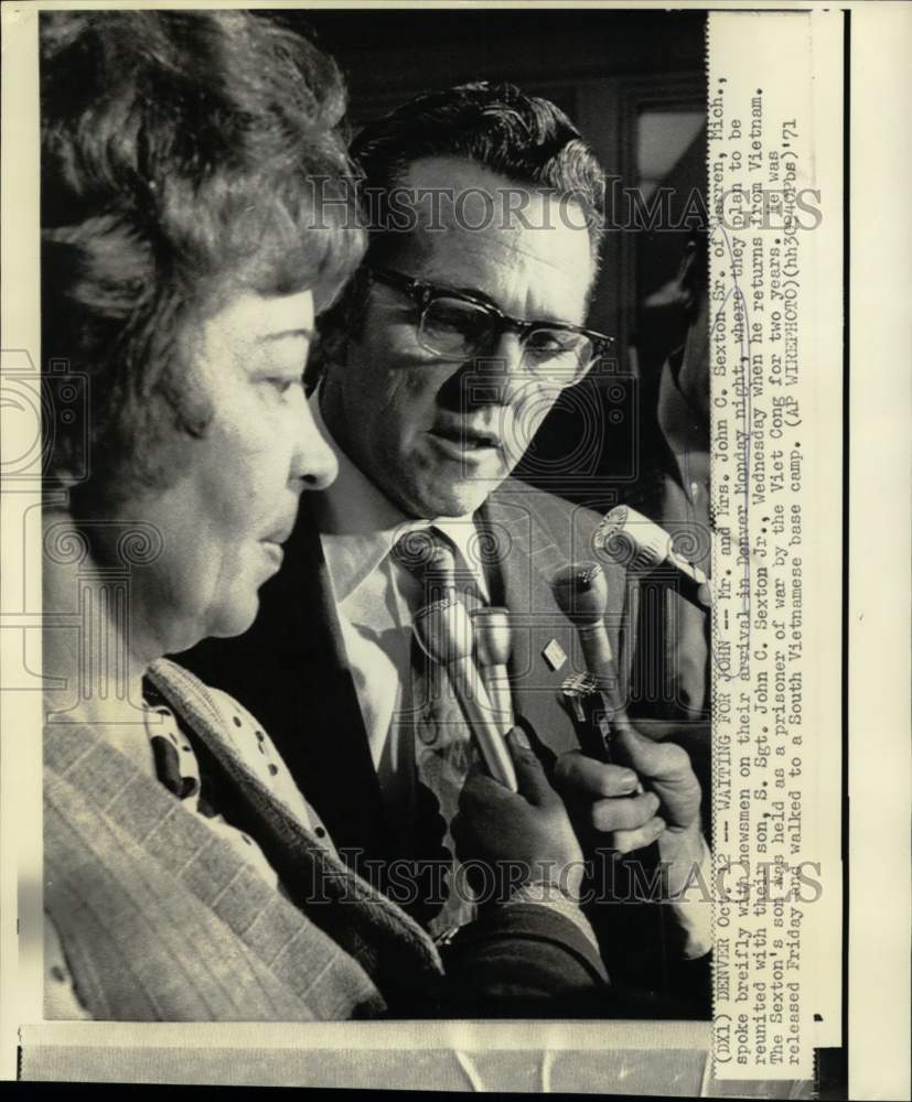1971 Press Photo Mr. and Mrs. John Sexton with newsmen in Denver, Colorado
